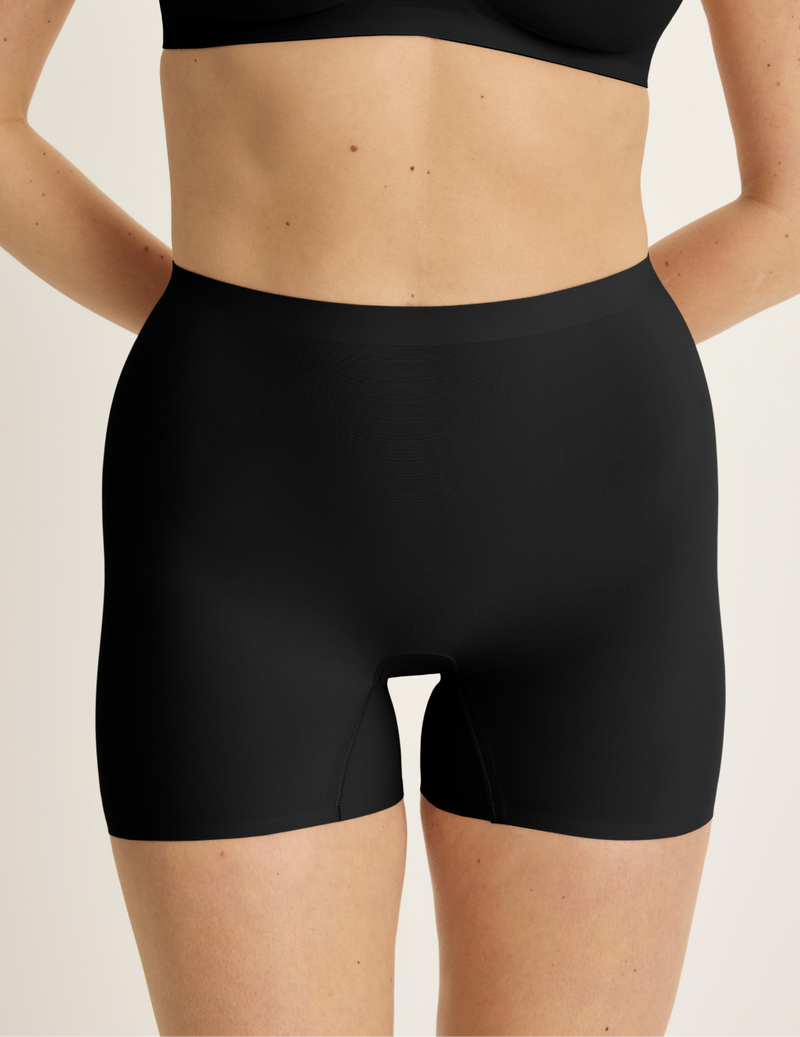 Sarah is wearing KNIX M | Black