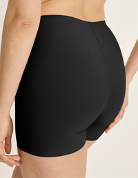 Sarah is wearing KNIX M | Black