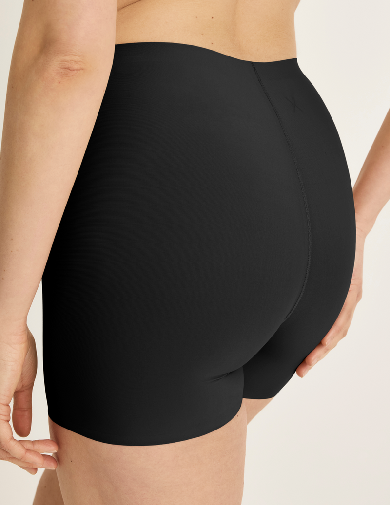 Sarah is wearing KNIX M | Black