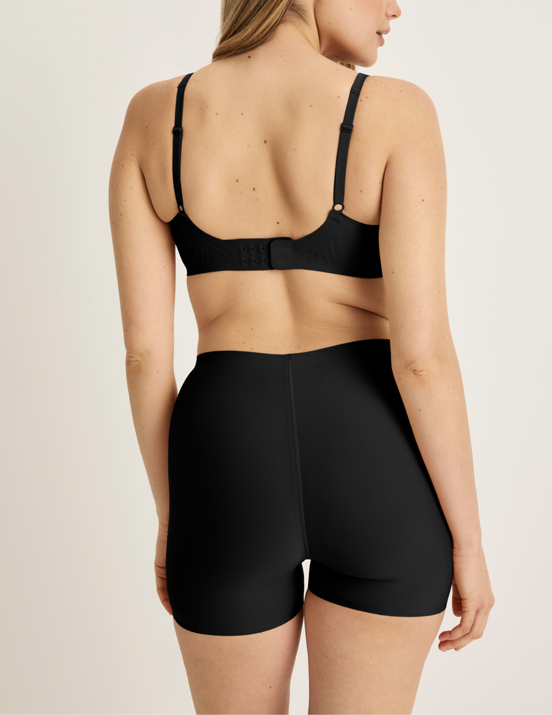 Sarah is wearing KNIX M | Black