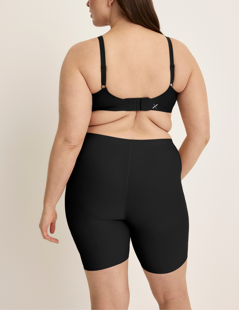Beatrice is wearing KNIX XL | Black