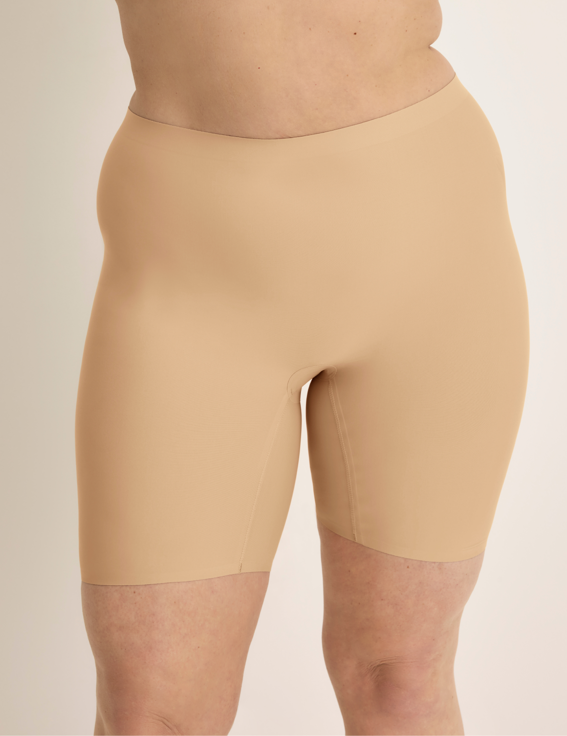 Beatrice is wearing KNIX XL | Warm Sand