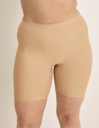 Beatrice is wearing KNIX XL | Warm Sand