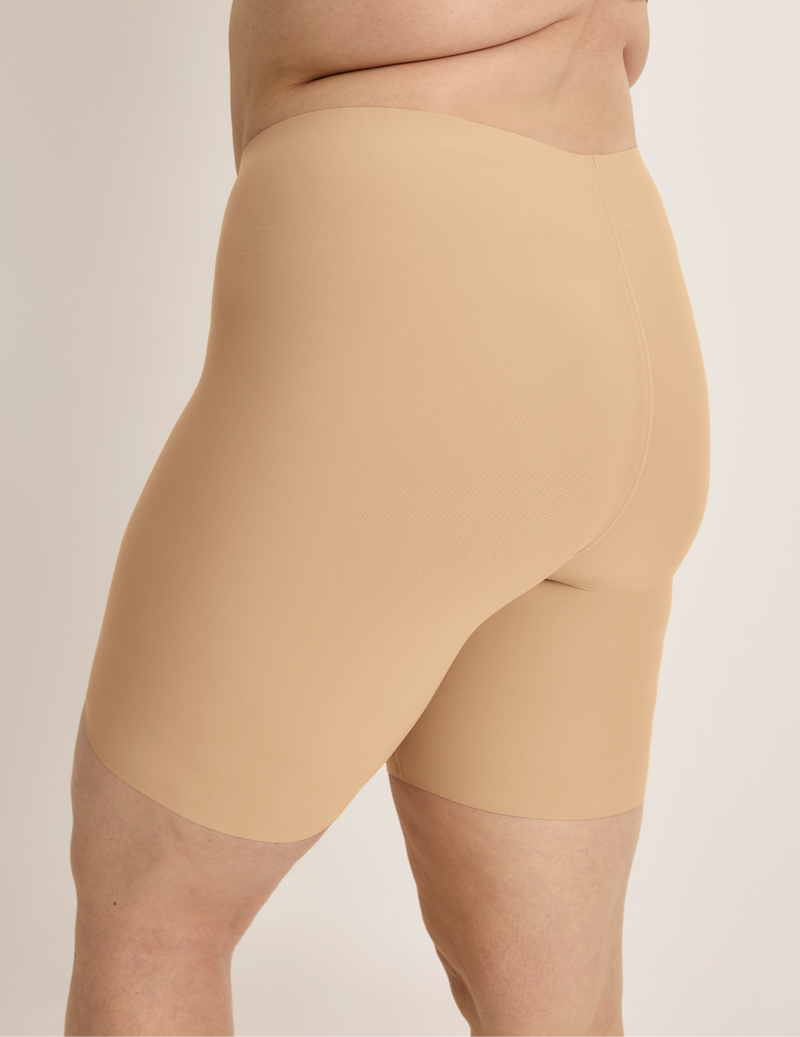 Beatrice is wearing KNIX XL | Warm Sand