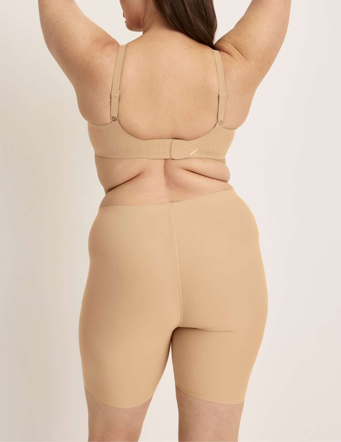 Beatrice is wearing KNIX XL | Warm Sand