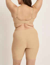 Beatrice is wearing KNIX XL | Warm Sand