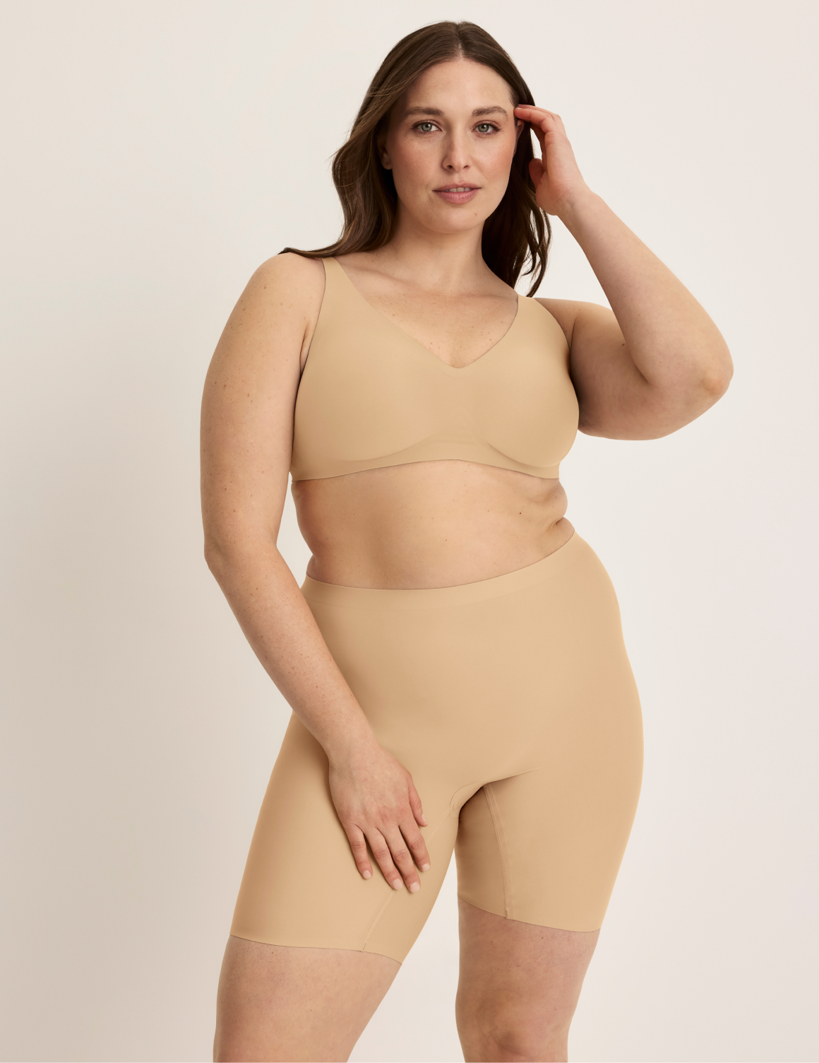 Beatrice is wearing KNIX XL | Warm Sand