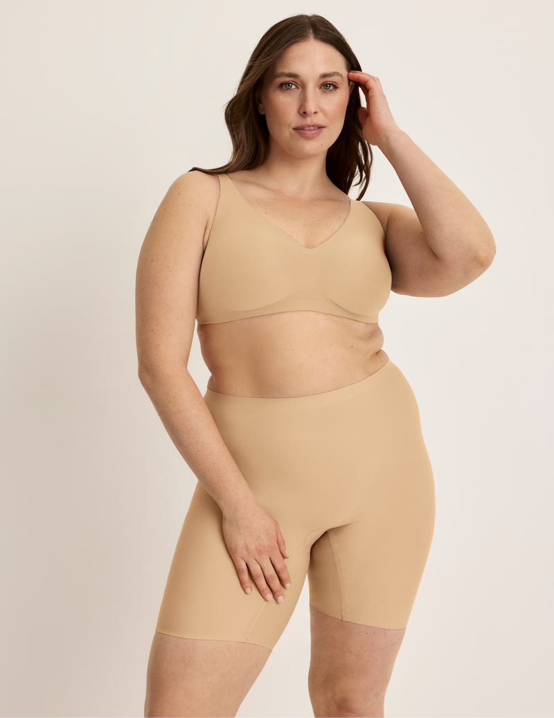 Beatrice is wearing KNIX XL | Warm Sand