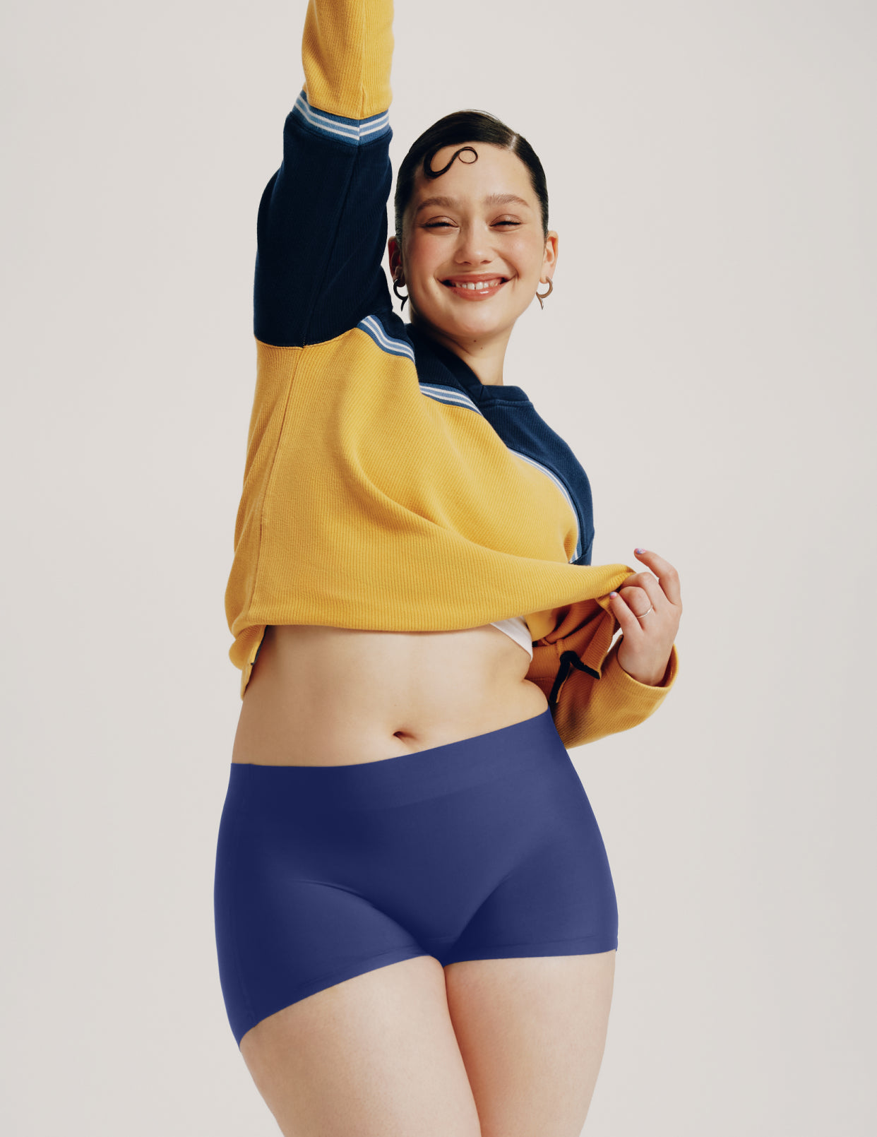 Felixe (she/her) has 44” hips and is wearing a size XL | Night Sky