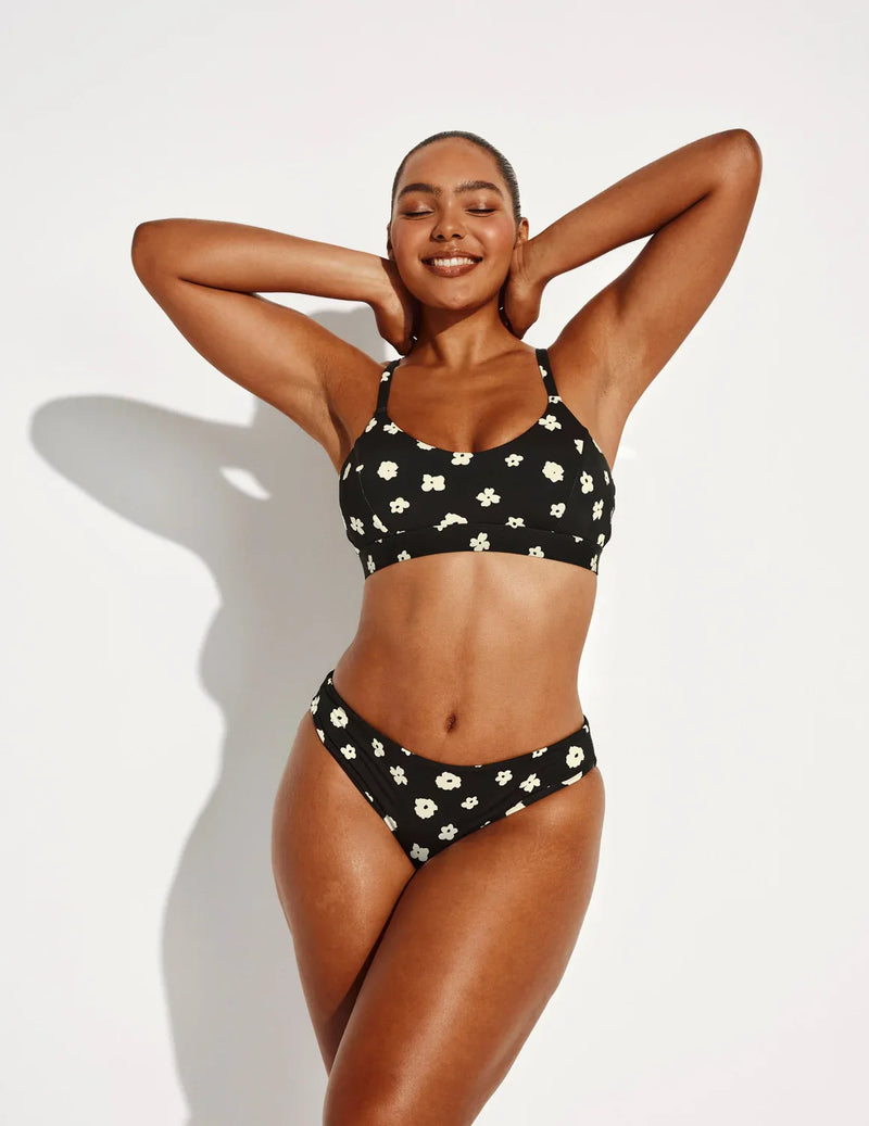 Amber has 44” hips and wears a Knix size L | Daisy