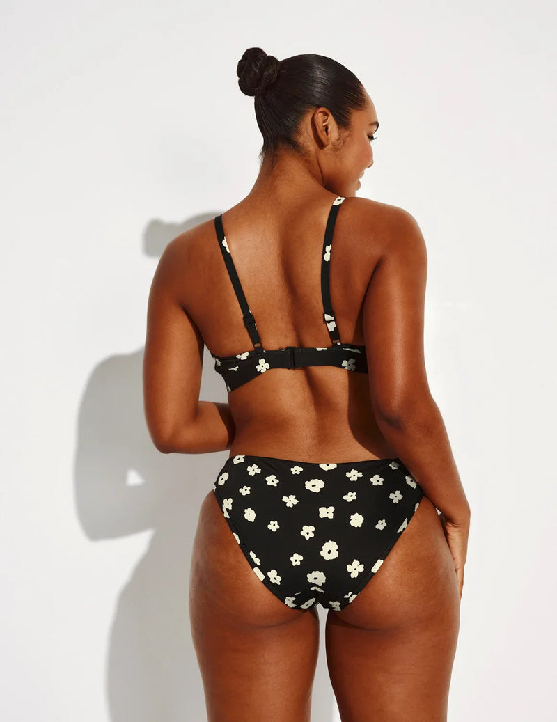 Amber has 44” hips and wears a Knix size L | Daisy