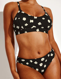 Amber has 44” hips and wears a Knix size L  | Daisy