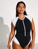 Maya is 5’7”, a 34DDD, has 43” hips and wears a Knix size L | Black/White
