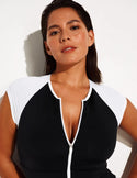 Maya is 5’7”, a 34DDD, has 43” hips and wears a Knix size L | Black/White