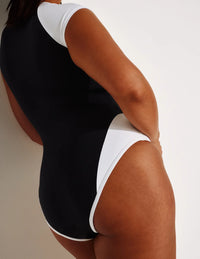 Maya is 5’7”, a 34DDD, has 43” hips and wears a Knix size L | Black/White