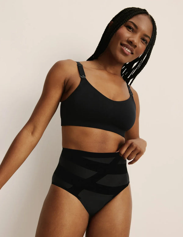 Gin has 38” hips, and wearing KNIX S | Black