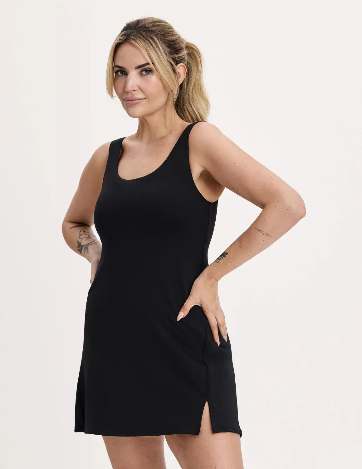 Sarah (Birds Papaya) is 5’8” wearing KNIX M | Black