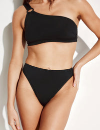 Sofia is wearing KNIX S | Black