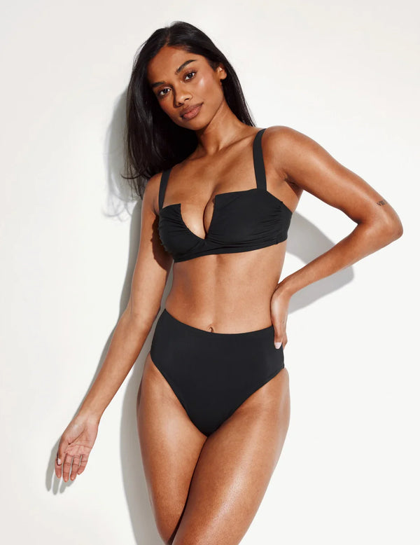 Jay is wearing KNIX S | Black