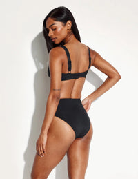 Jay is wearing KNIX S | Black