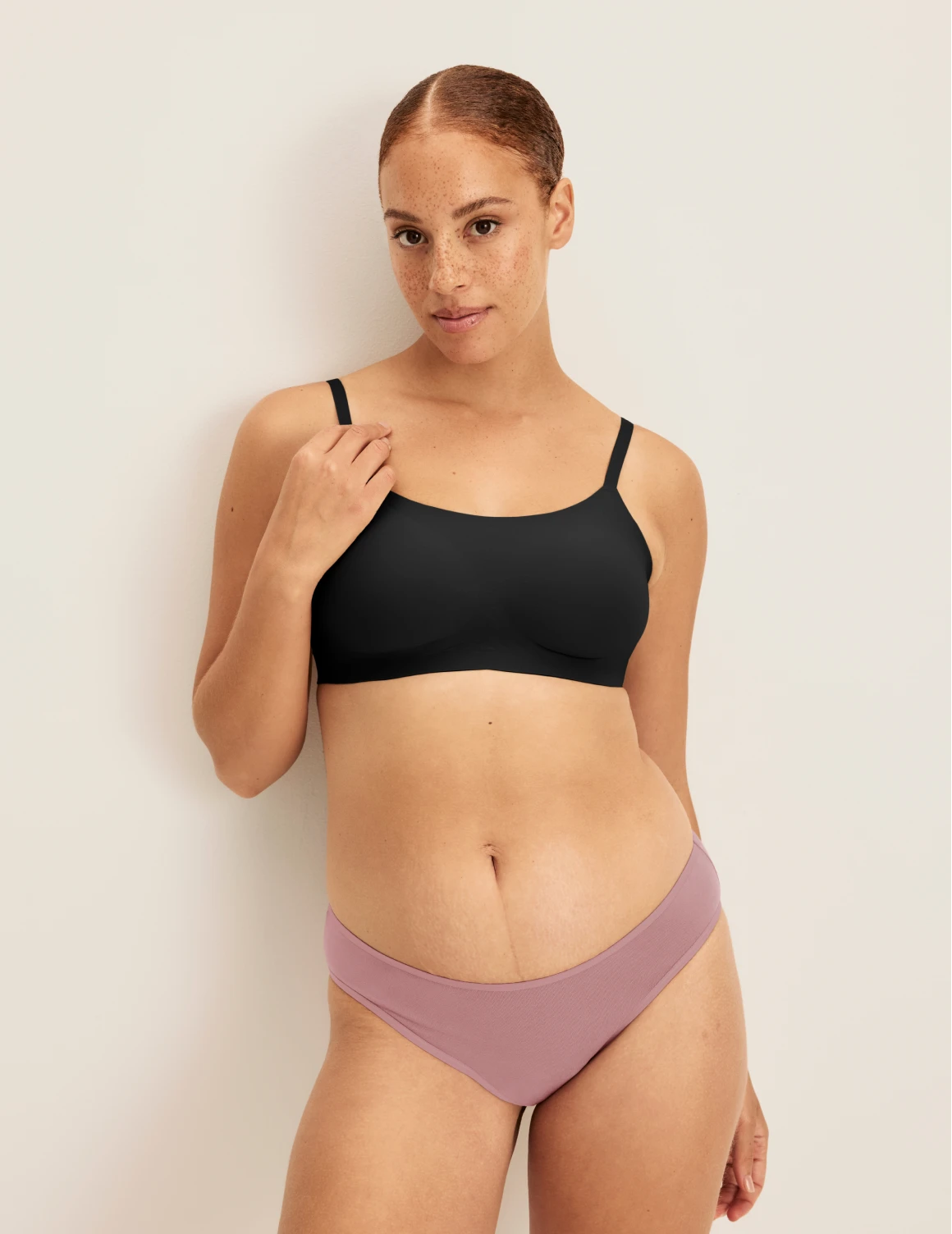 Adecia has 40.5“ hips and wears KNIX M | Dusty Pink