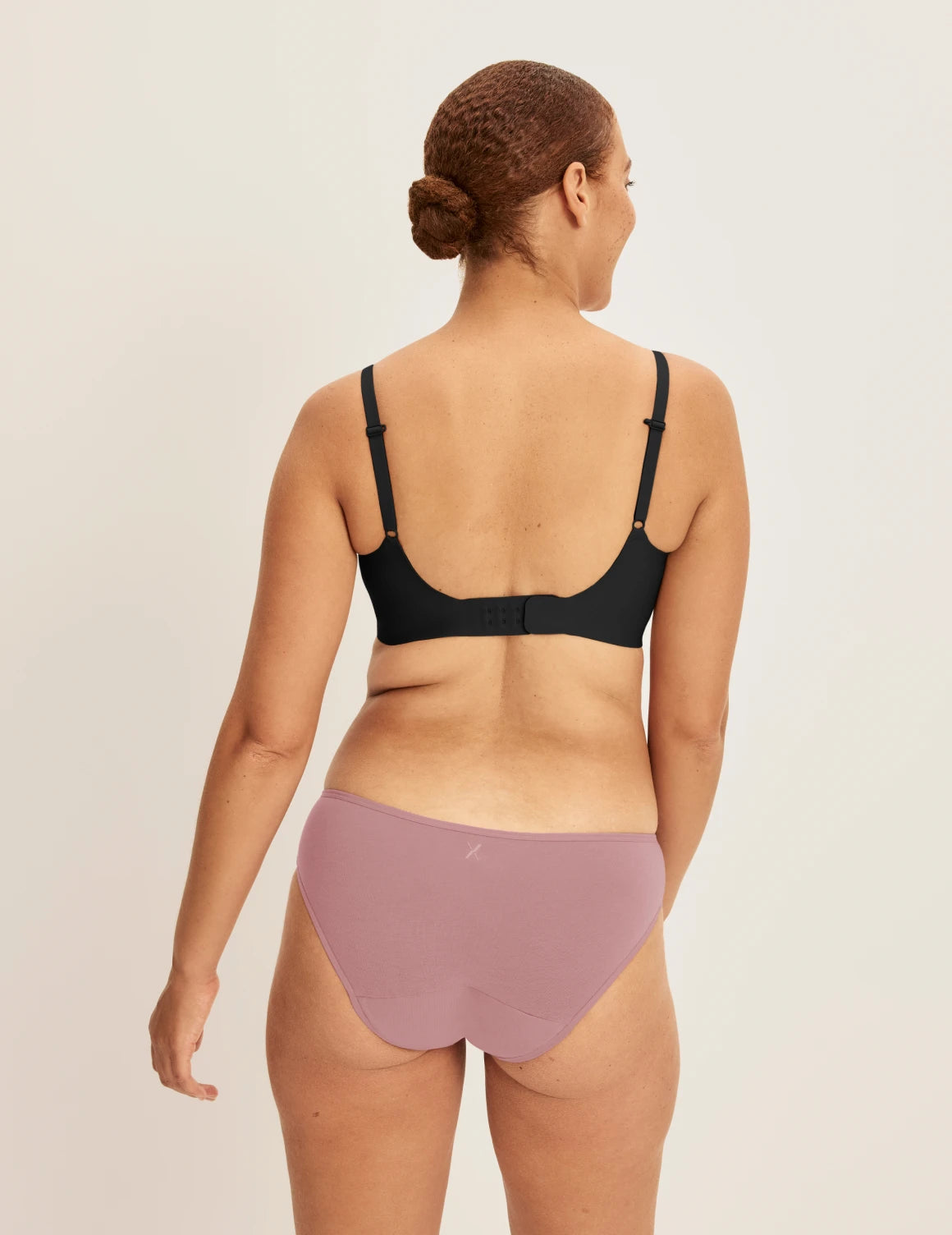 Adecia has 40.5“ hips and wears KNIX M | Dusty Pink