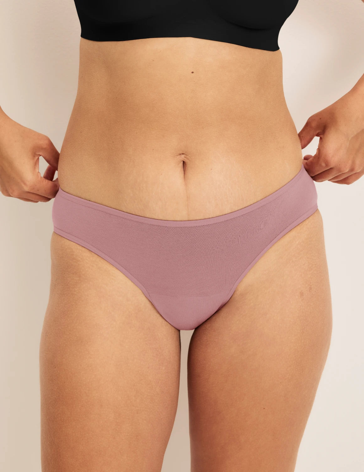 Adecia has 40.5“ hips and wears KNIX M | Dusty Pink