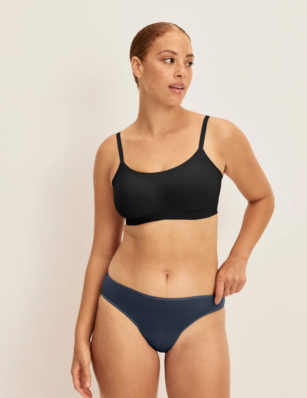 Adecia has 40.5“ hips and wears KNIX M | Twilight Navy