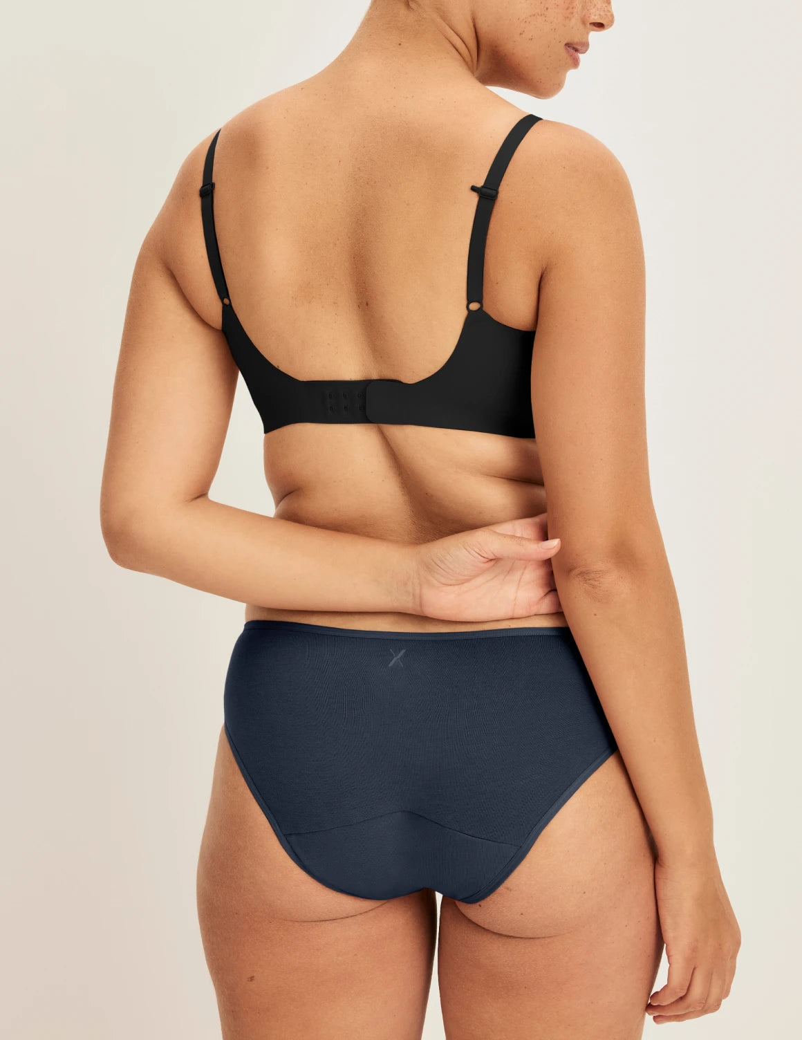 Adecia has 40.5“ hips and wears KNIX M | Twilight Navy