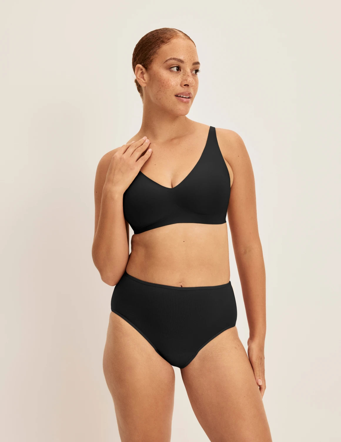 Adecia has 40.5“ hips and wears KNIX M | Black