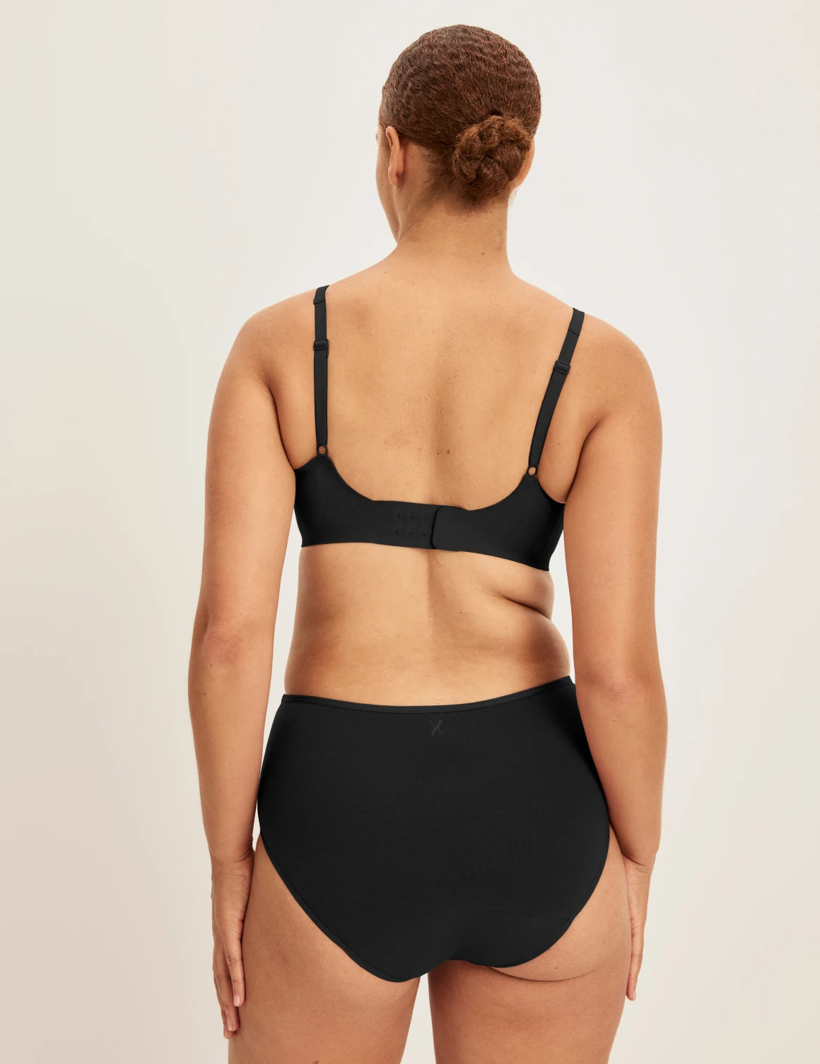 Adecia has 40.5“ hips and wears KNIX M | Black