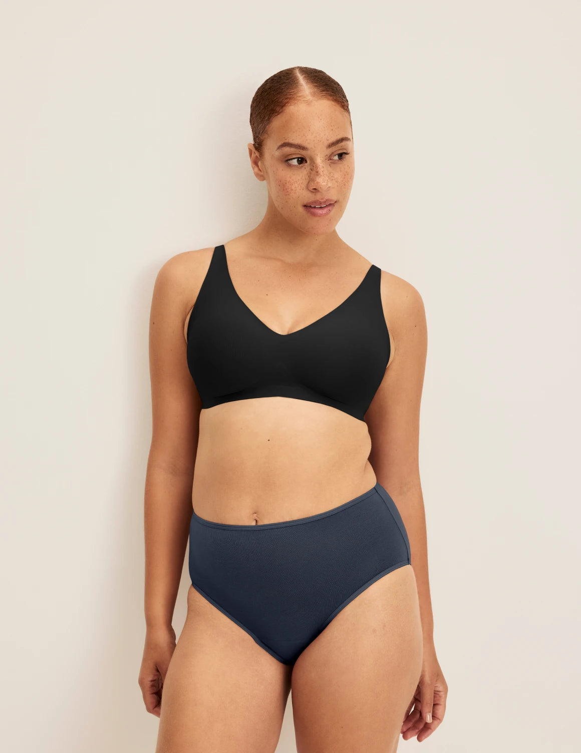 Adecia has 40.5“ hips and wears KNIX M | Twilight Navy