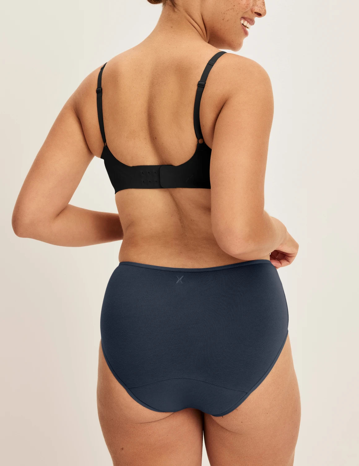 Adecia has 40.5“ hips and wears KNIX M | Twilight Navy