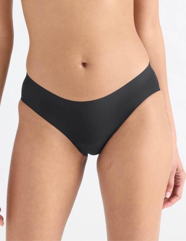 Tsanna has 34.5” hips and wearing KNIX S | Front view of model wearing the Leakproof UltraThin No-Show Bikini highlighting the coverage and smooth fit | Black
