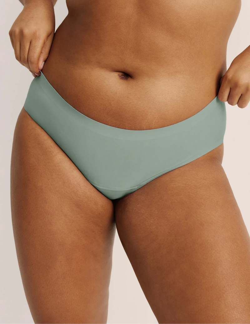 Adiya has 40” hips and wearing KNIX L | Eucalyptus