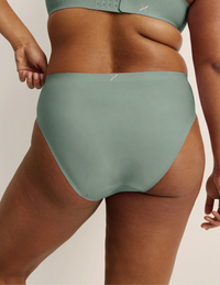 Adiya has 40” hips and wearing KNIX L | Eucalyptus