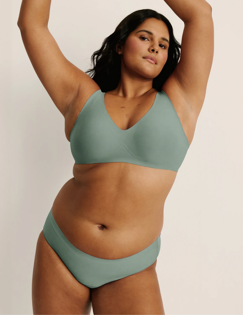 Adiya has 40” hips and wearing KNIX L | Eucalyptus