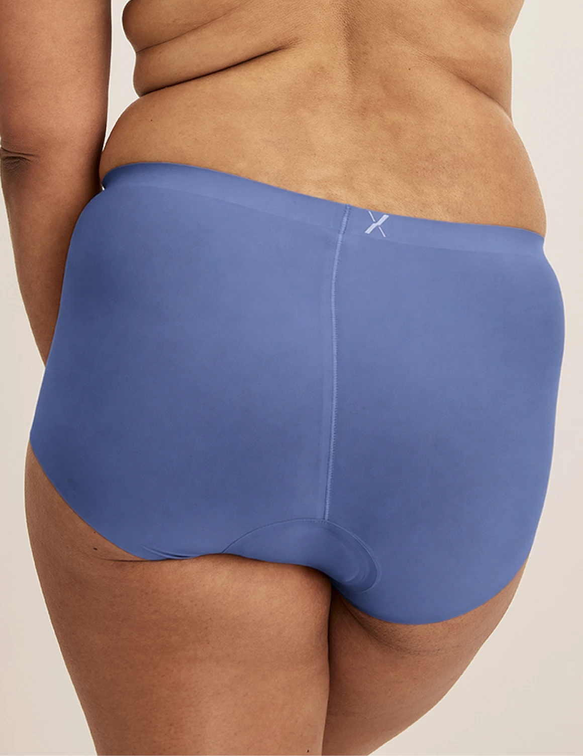 Binta has 44“ hips and wears KNIX L | Indigo