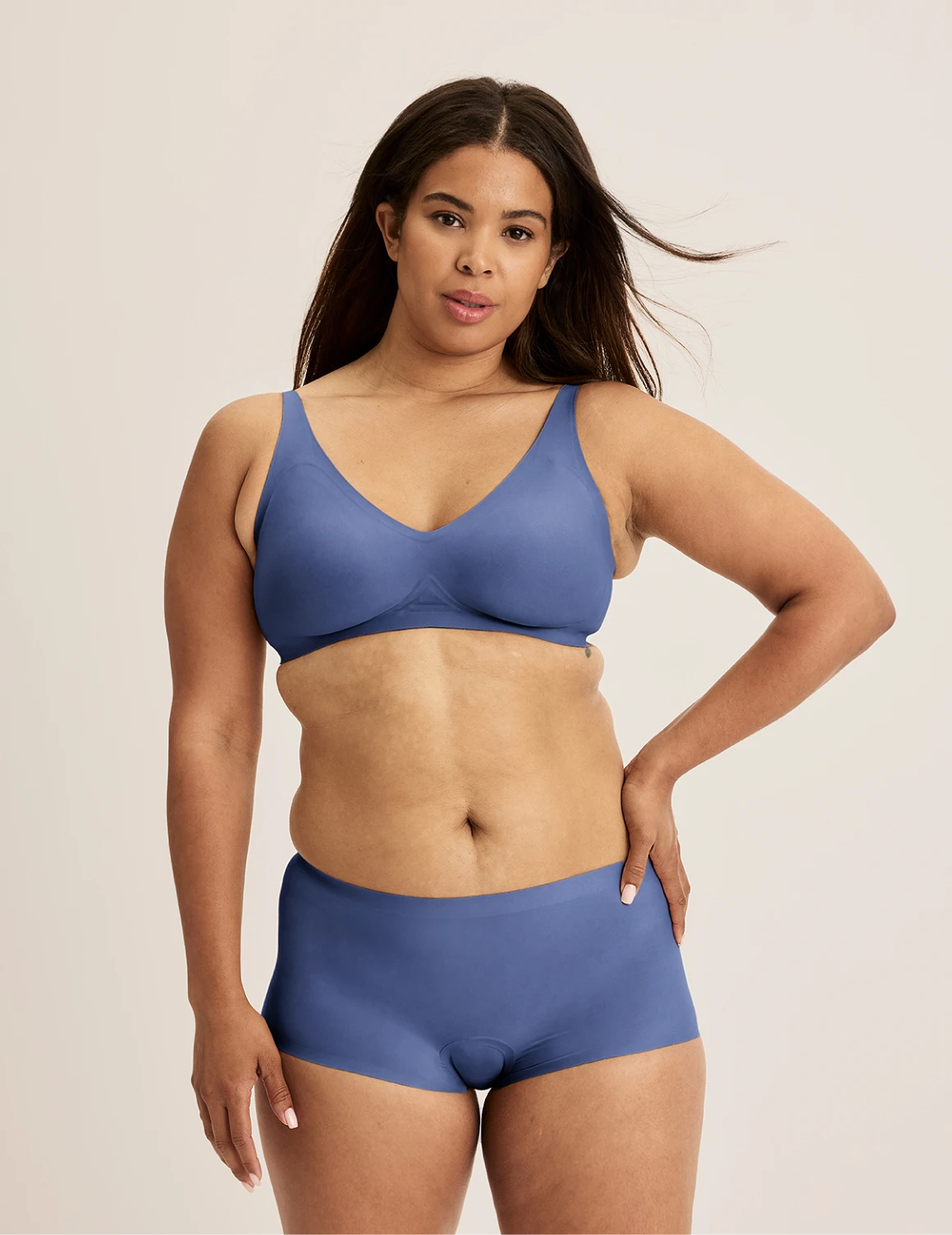 Binta has 44“ hips and wears KNIX L | Indigo