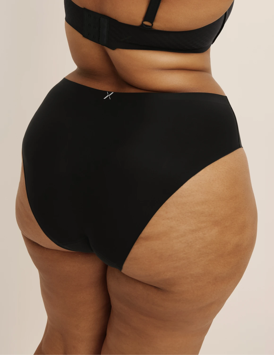 Leslie has 49” hips and wearing KNIX XXL | Black