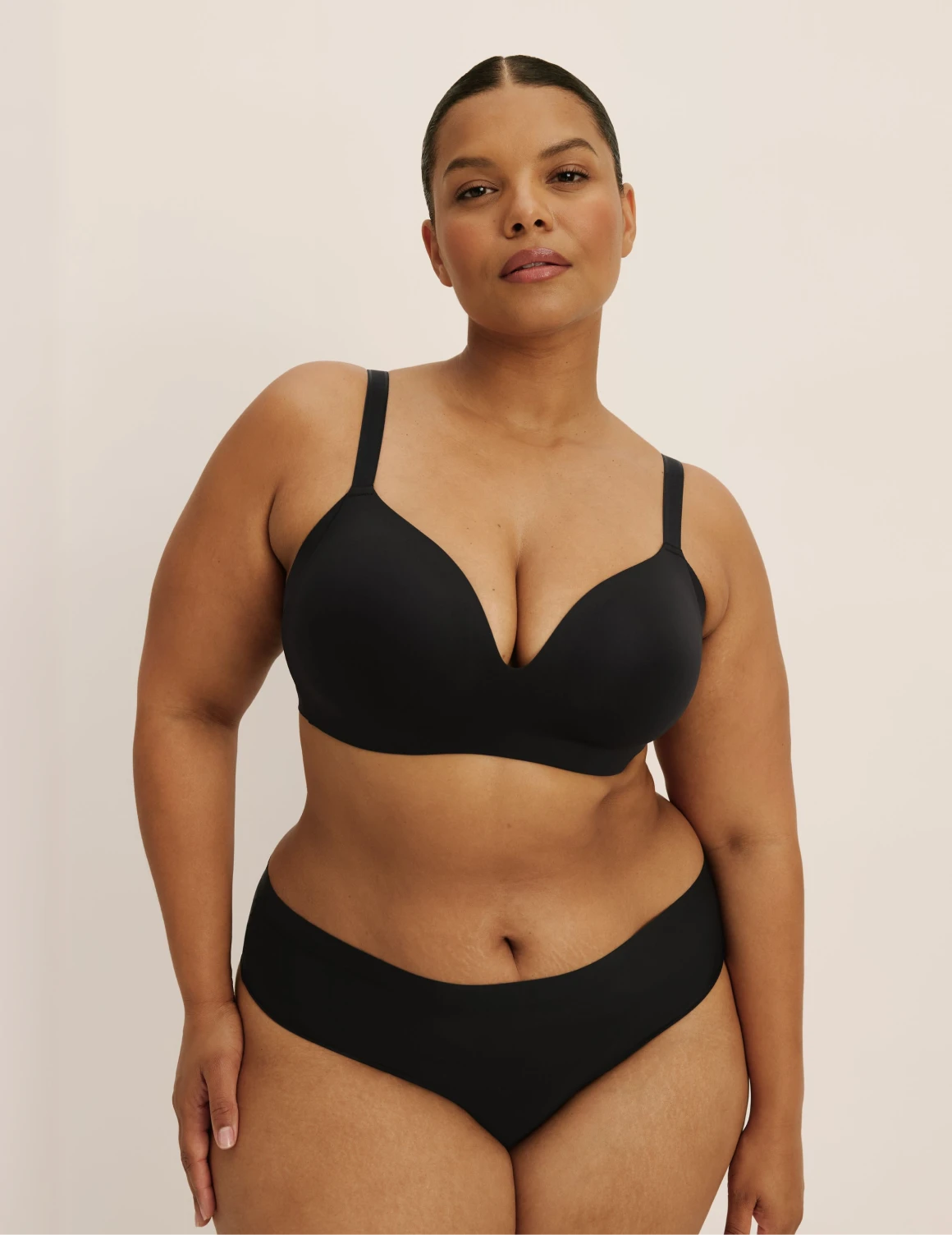 Leslie has 49” hips and wearing KNIX XXL | Black