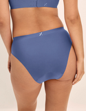 Megan has 36.5” hips and wearing KNIX S | Indigo