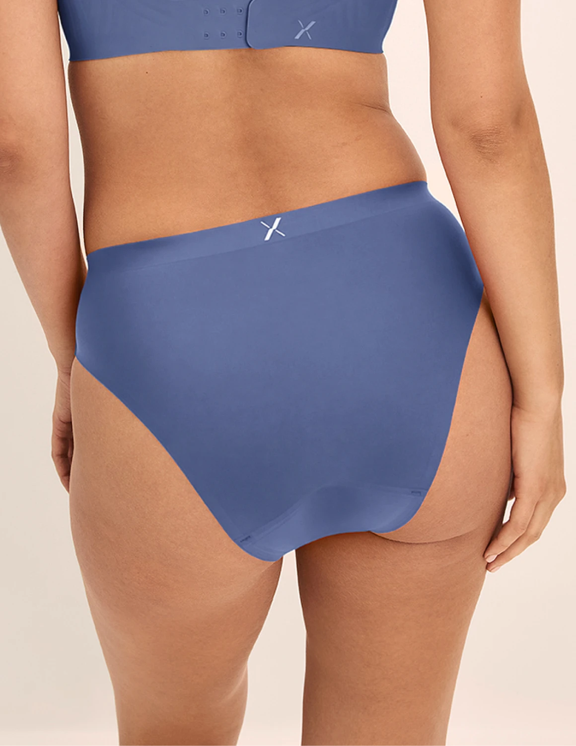 Megan has 36.5” hips and wearing KNIX S | Indigo
