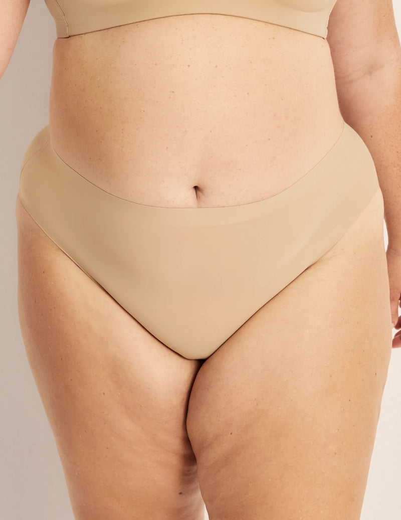 Gabrielle has 48“ hips wearing KNIX XXL | Warm Sand