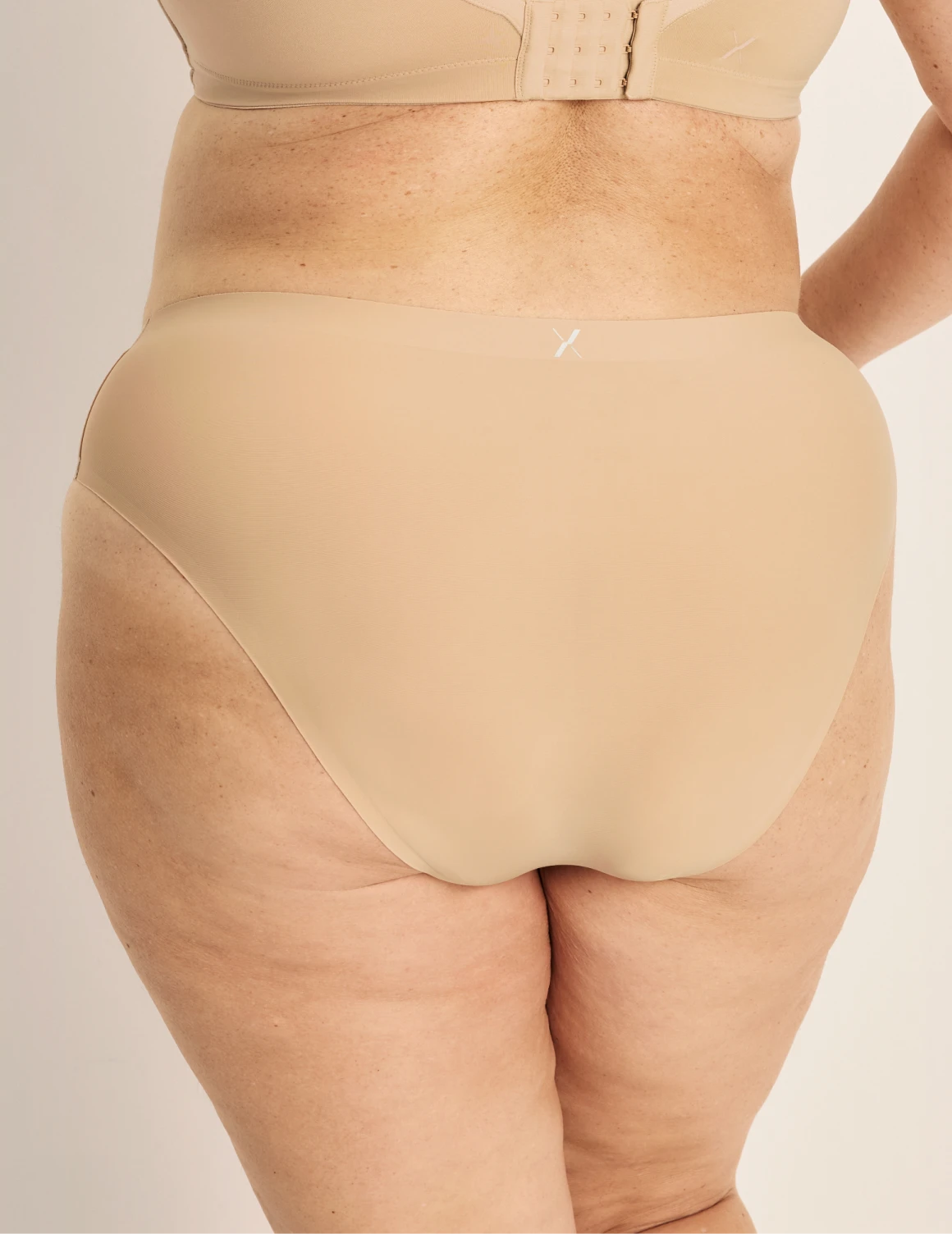 Gabrielle has 48“ hips wearing KNIX XXL | Warm Sand