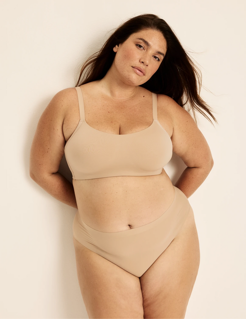 Gabrielle has 48“ hips wearing KNIX XXL | Warm Sand