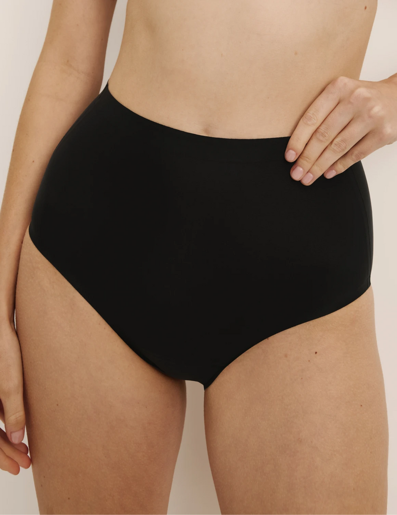Molly has 36“ hips wearing KNIX S | Black