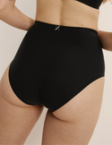 Molly has 36“ hips wearing KNIX S | Black