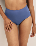 Ashley has 39“ hips wearing KNIX S | Indigo