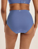 Ashley has 39“ hips wearing KNIX S | Indigo